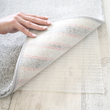 Pose d’un antidérapant pour tapis, sous-couche facile à ajuster et à découper