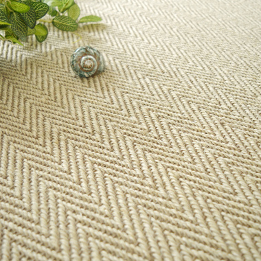 Tapis sur mesure Sisal Maya Chevron blanchi - vue de près
