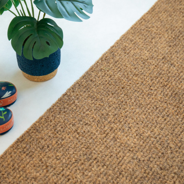 Tapis de propreté sur mesure aspect coco antidérapant protégeant un sol clair à proximité des chaussures