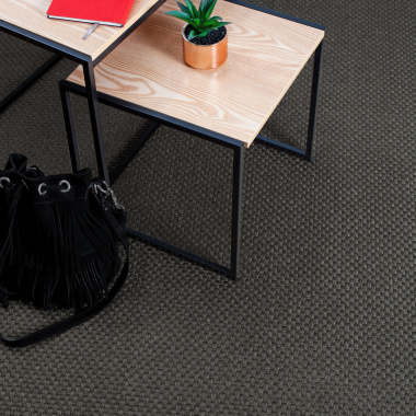 Moquette sisal Bahia anthracite dans un coin bureau tendance avec table claire et déco naturelle