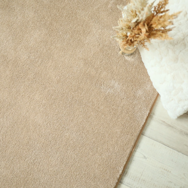 Tapis doux Hypnose beige nude galon tabac - vue de haut