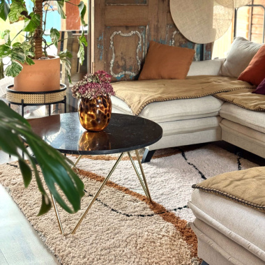 Tapis Courbes du Désert beige et marron dans salon lumineux ambiance douce et naturelle