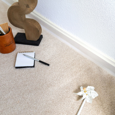 Tapis sur mesure ultra doux Kawaii - Beige nude avec sculpture décorative et accessoires dans une ambiance contemporaine