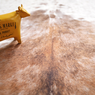 Tapis peau de bête imprimé HD - Imitation vache tachetée claire - Marron et blanc - gros plan