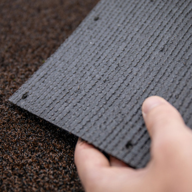 Détail de l'envers du gazon Event - Certifié GRS - 8 mm brun