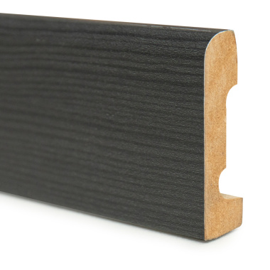 Plinthe noire à décor bois modèle V présentée en vue de trois quarts, avec finition mate et profil arrondi