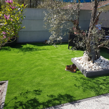 Jardin avec gazon artificiel New Paradise - 38mm et mise en scène minérale élégante
