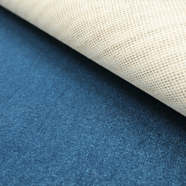 Moquette haute résistance Sylon bleu denim légèrement relevée pour visualiser la sous-couche