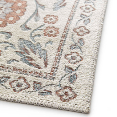 Motif floral revisité sur tapis Minia Brume en tissu chenille recyclé