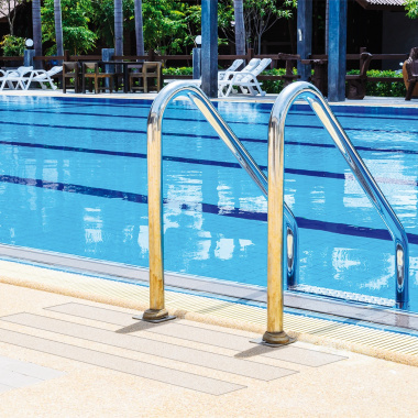 Adhésif antidérapant 25 mm x 18 ml, surface transparente adaptée aux sols extérieurs mouillés