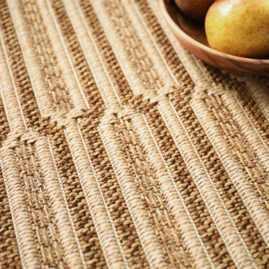 Tapis Capsule, détail du tissage aux formes graphiques cuivrées