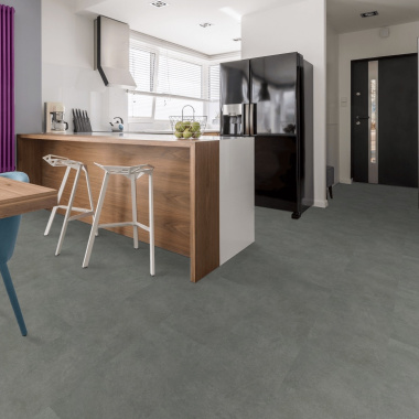 Ambiance naturelle et urbaine avec le sol PVC Click à plat 0,55 - béton gris foncé dans une cuisine