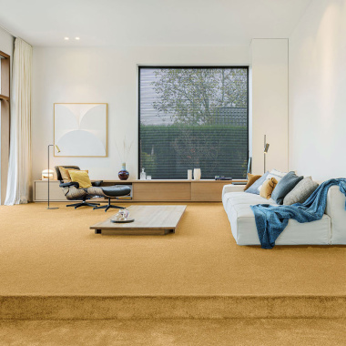 Moquette Kawaii ocre jaune ultra douce, ambiance chaleureuse et accueillante dans pièce de vie