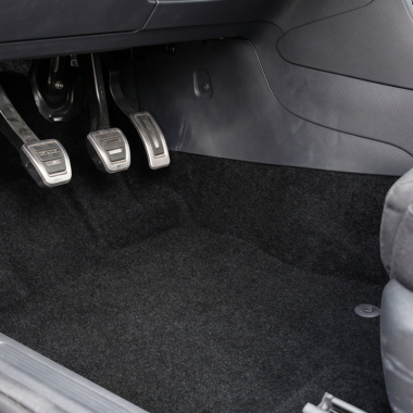 Moquette pour coffre et tapis de sol voiture au mètre - Noir chiné aménageant le plancher au niveau du poste de conduite