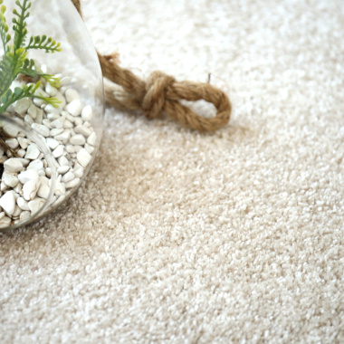 Tapis salon poils longs beige clair - vue de près