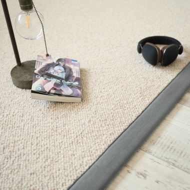 Tapis naturel en pure laine Latoon grège ganse grise - chambre