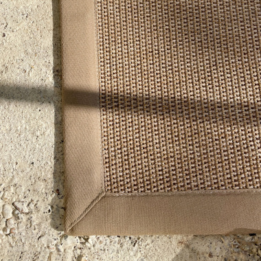 Tapis intérieur / extérieur en tissé plat Lombok naturel ganse caramel - coin