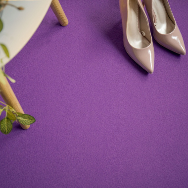 Moquette filmée Stand Event Aubergine au sol avec escarpins, revêtement temporaire pour salon professionnel