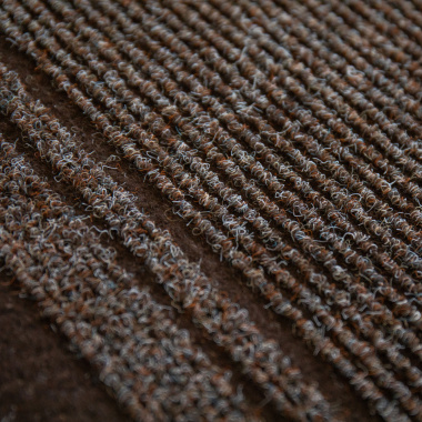 Texture du tapis de couloir et d'entrée brun - Antidérapant au mètre révélant son relief côtelé