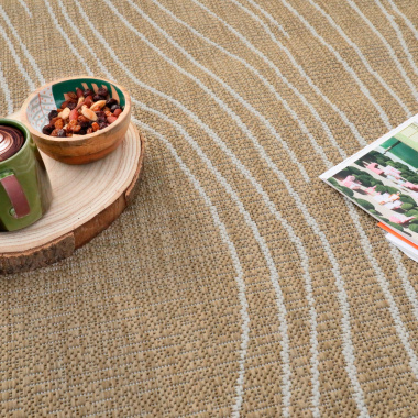 Tapis d’extérieur Riviera, détail texture beige et crème avec tasse et magazine