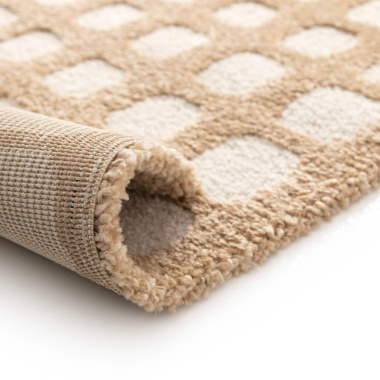 Détail du tapis Art Abstrait, teinte caramel douce et finition texturée