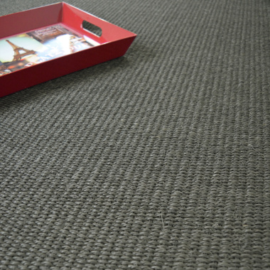 Texture et relief du tapis Quintana en sisal anthracite – ambiance chaleureuse