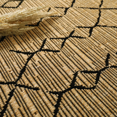 Gros plan du tapis beige et noir Scandinave, texture tressée et dessin moderne