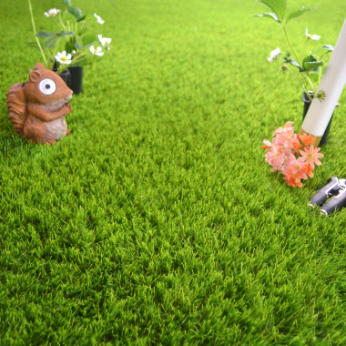 Espace extérieur fleuri sur gazon synthétique Fontainebleau 30 mm, effet pelouse parfaitement entretenue