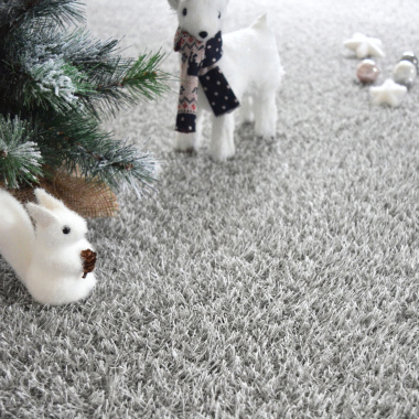 Texture réaliste du gazon artificiel Expo classé feu Bfl-S1, teinte gris argent lumineuse, certifié GRS