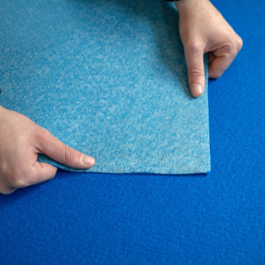 Pose d'une Moquette Stand Event Bleu électrique pour l'aménagement rapide d'un espace événementiel