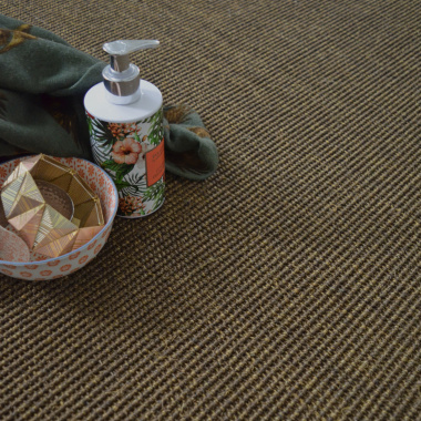Tapis sisal Yucatan cacao avec accessoires de salle de bain et texture en sisal tressé aux nuances cacao