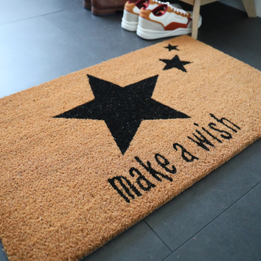 Paillasson Coco 45 x 75 cm - Étoiles exclusivité Decoweb dans une entrée, en fibres naturelles de coco pour usage intérieur ou extérieur sous abri