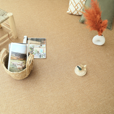 Tapis en sisal Tulum Havane mis en scène avec coussins et panier en osier, décoration douce et sereine