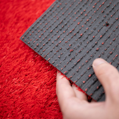 Gazon Expo rouge – gros plan sur le dos technique avec un rendu soigné