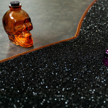 Tapis Miaou Halloween - Chat noir pailleté - Édition limitée, détail du velours noir scintillant et de la galon marron cuivré