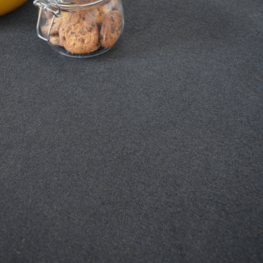 Mise en ambiance de la moquette velours noire Loft Résist avec éléments déco