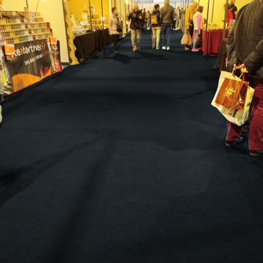 Moquette Stand Expo filmé noir économique pour salon professionnel