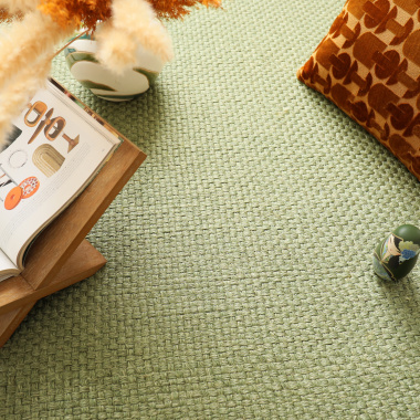 Mise en valeur d’un intérieur naturel avec moquette sisal Bahia vert et objets graphiques