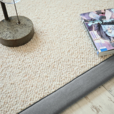 Tapis naturel en pure laine Latoon grège ganse grise - vue de près