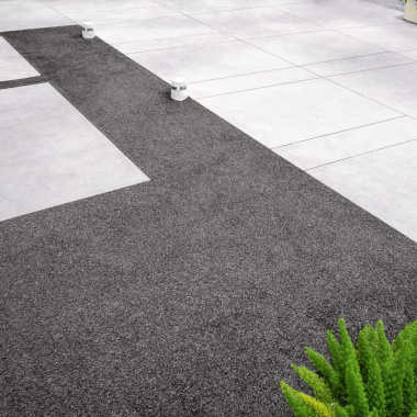 Gazon synthétique Métropolitain Gris foncé - 20mm intégré à un aménagement en dalles