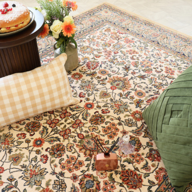 Tapis Mamie in love corail doux avec coussins et fleurs dans une ambiance cosy
