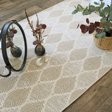 Tapis Essenza - Nature urbaine - Feuilles beige ton sur ton - vue de loin