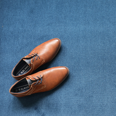 Moquette haute résistance Sylon bleu denim avec chaussures en cuir et accessoires décoratifs