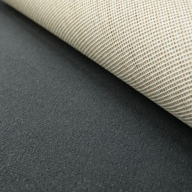 Moquette haute résistance Sylon gris foncé soulevée montrant le revers du revêtement