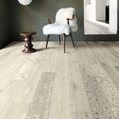 Sol Vinyle Textile - Relief 3D - Imprimé parquet clair effet pochoir volutes, motifs raffinés en espace cosy