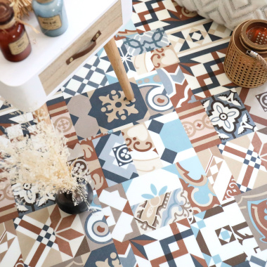 Ambiance déco avec sol en Dalle PVC Clipsable Mix and Match - Carreaux terracotta et pierre naturelle