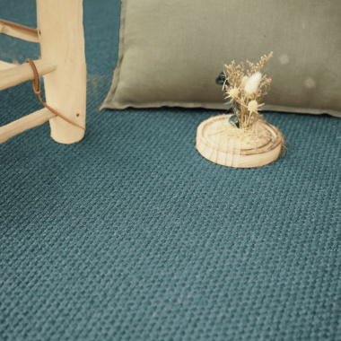 Vue d’ambiance sur la moquette en fibres végétales sisal Tulum turquoise, style authentique et végétal
