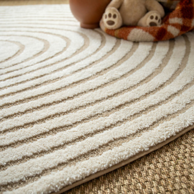 Tapis ovale Circle crème et beige avec reliefs concentriques sur sol tressé naturel