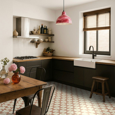 Sol vinyle effet carreaux géométriques dans une cuisine esprit brocante chic