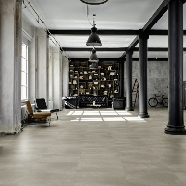 Sol vinyle ID Essential Click 30 - Stone Grey dans un loft industriel lumineux